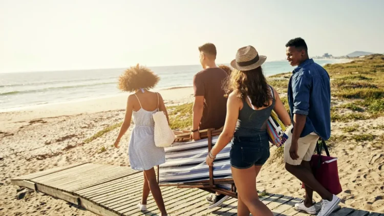 People-walking-on-the-beach